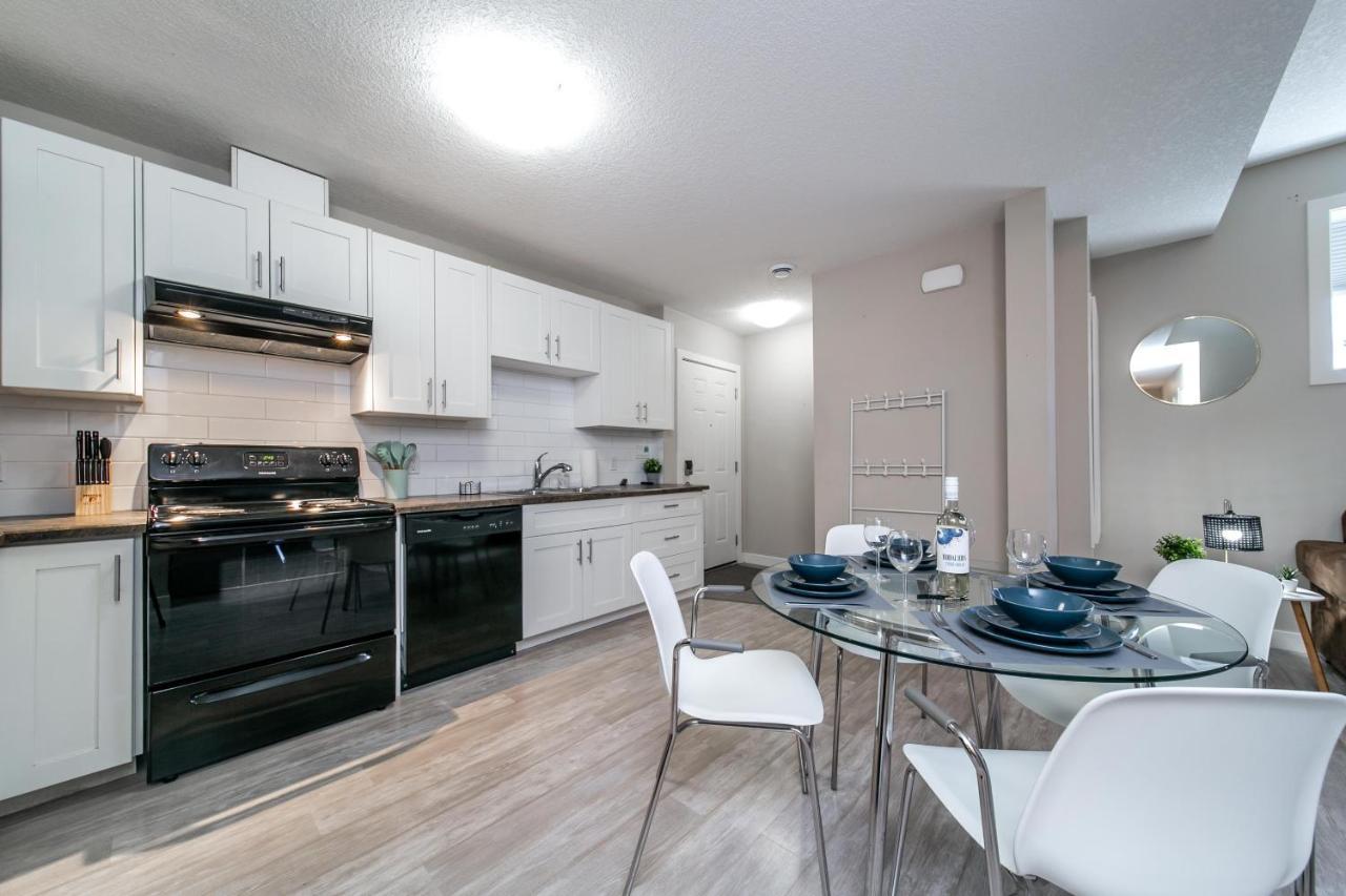 Executive Home - Long Stays Welcome - Garage Parking - Free Wifi & Netflix Edmonton Exterior photo